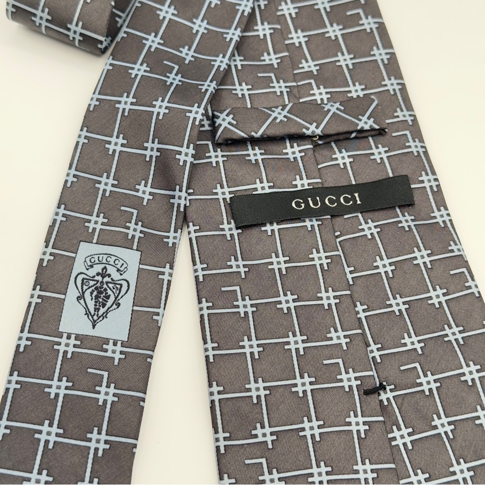 Gucci 100% Silk Dark Gray Tie with Blue Graphic Design - Picture 3 of 6